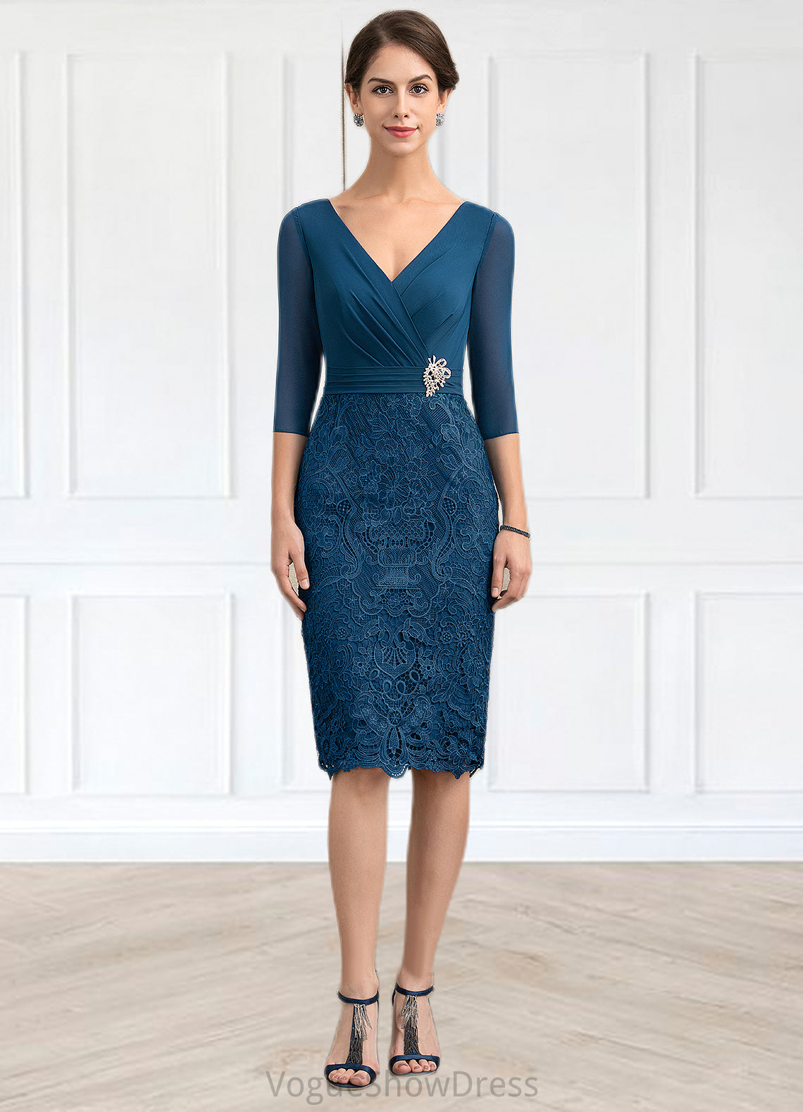 Daphne Sheath/Column V-neck Knee-Length Chiffon Lace Mother of the Bride Dress With Crystal Brooch DL126P0014972