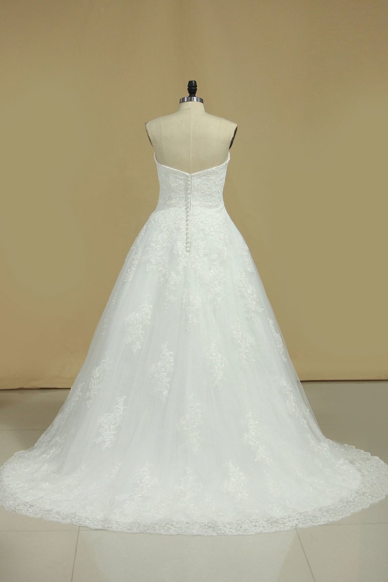 2024 New Arrival Scalloped Neck Wedding Dresses Tulle With Applique