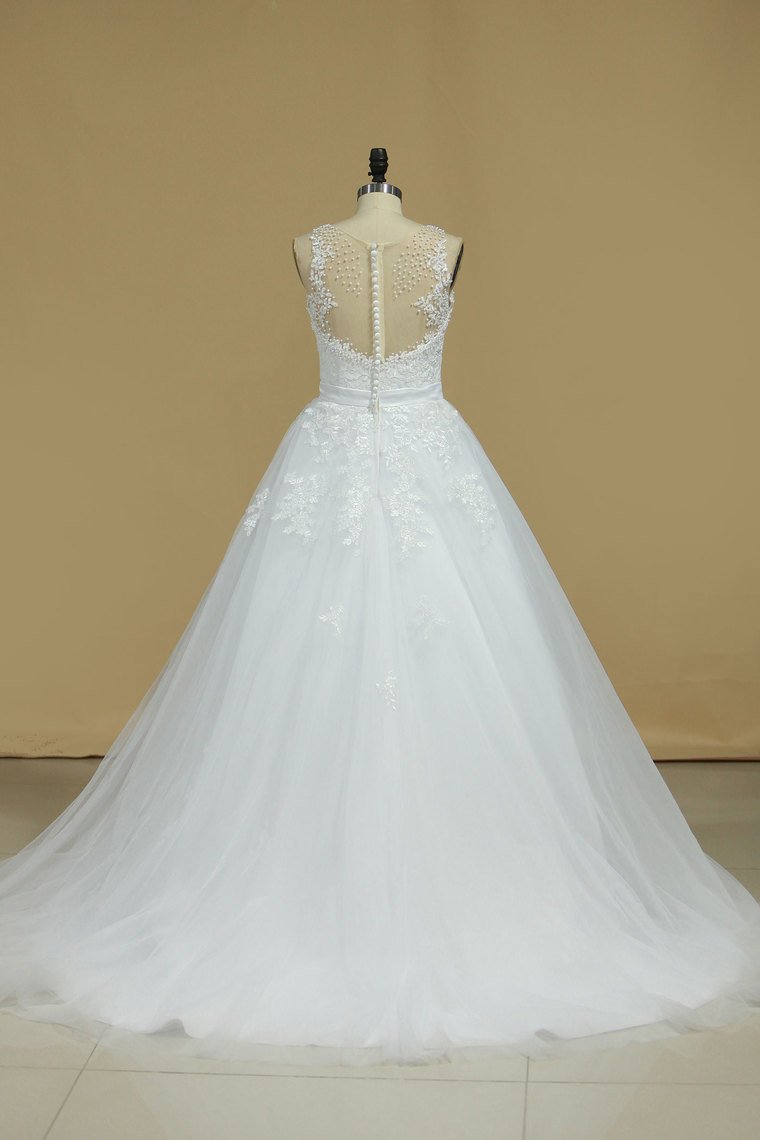 2024 Gorgeous Sleeveless Scoop Wedding Dresses Tulle With Applique And Pearls