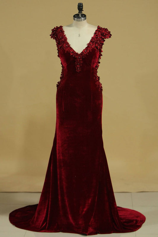 2024 V Neck Mermaid Prom Dresses Velvet With Handmade Flowers