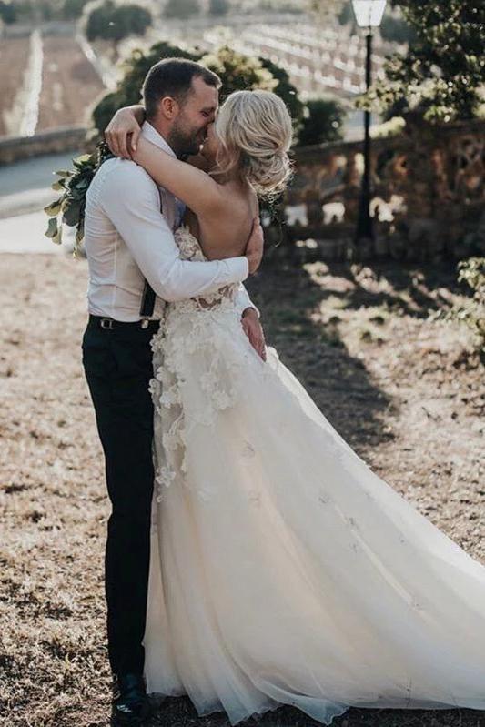 Gorgeous Ball Gown Sweetheart White Tulle Strapless Lace Wedding Dress