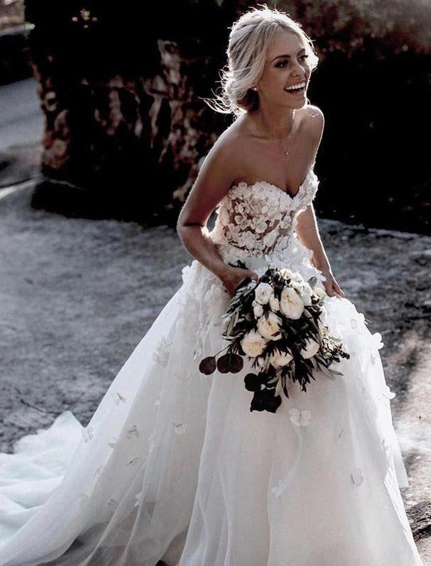 Gorgeous Ball Gown Sweetheart White Tulle Strapless Lace Wedding Dress