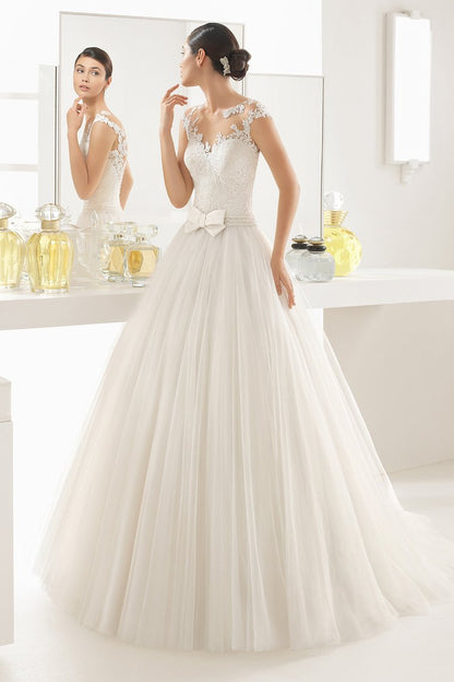 2024 New Arrival Wedding Dresses A Line Scoop Tulle With Applique Sweep Train