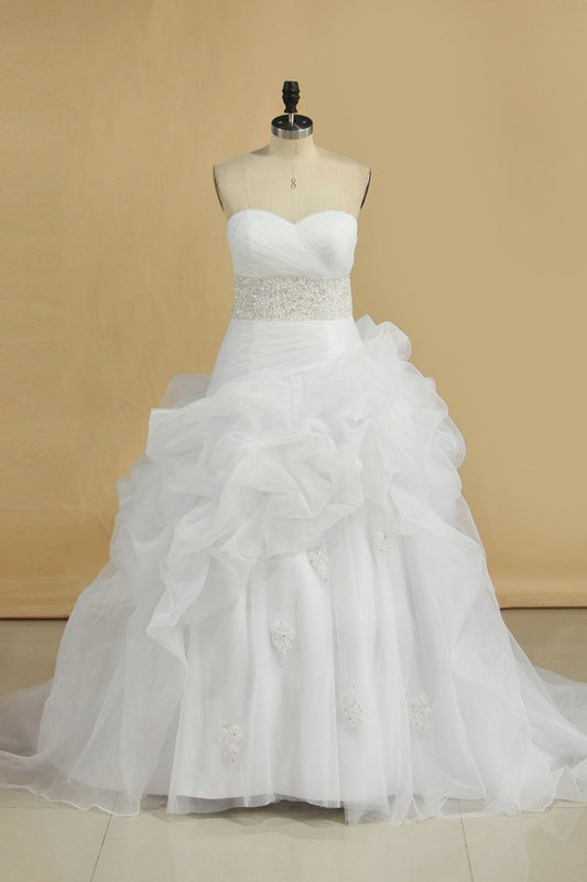 2024 A Line Wedding Dress Sweetheart Ruffles Court Train Beaded Belt Covered Buttons