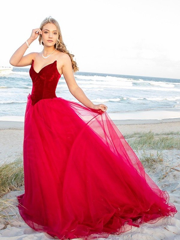 Sleeveless Tulle Ball Gown Sweetheart Court Train Dresses