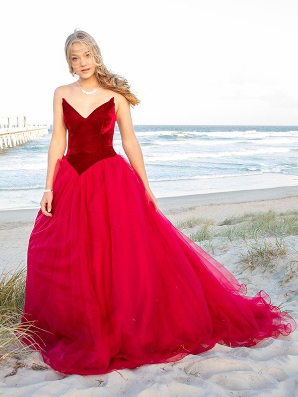 Sleeveless Tulle Ball Gown Sweetheart Court Train Dresses