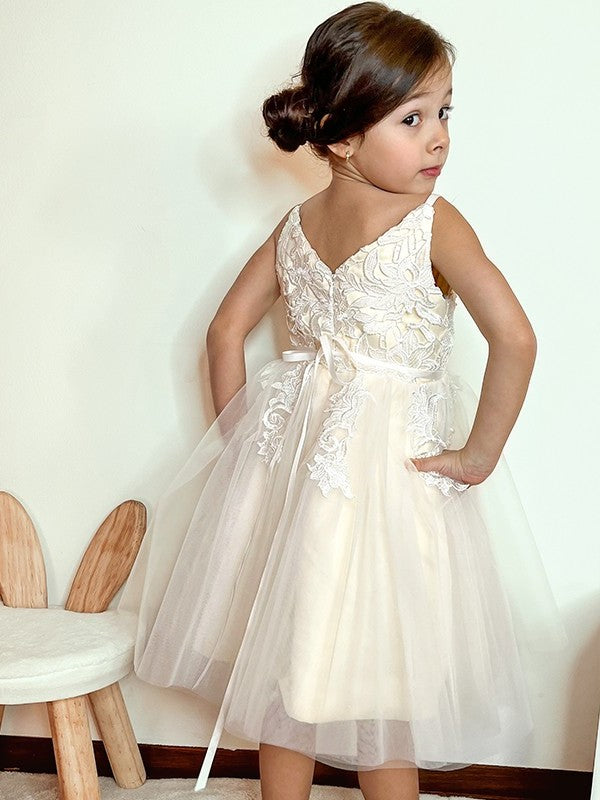 Tulle Knee-Length Sleeveless Lace V-neck A-Line/Princess Flower Girl Dresses