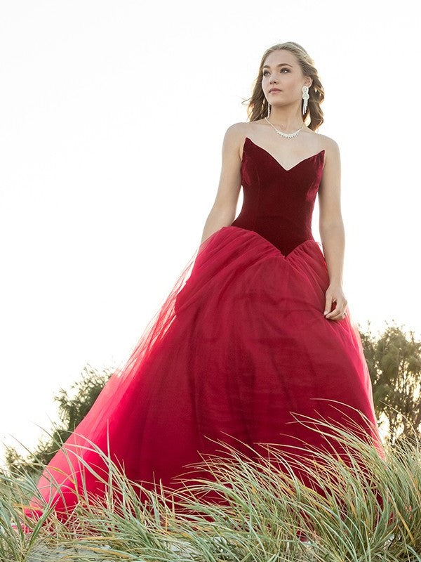 Sleeveless Tulle Ball Gown Sweetheart Court Train Dresses